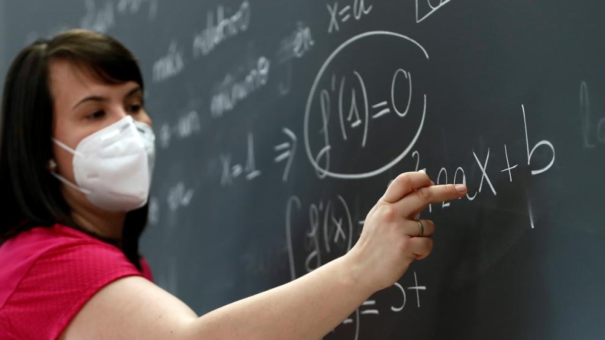 Una profesora de matemáticas en el aula.