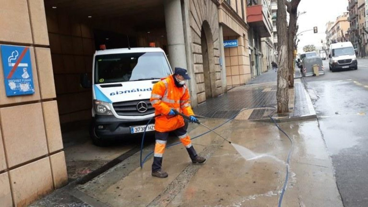 Imagen de archivo de un operario limpiando en la Rambla Vieja.