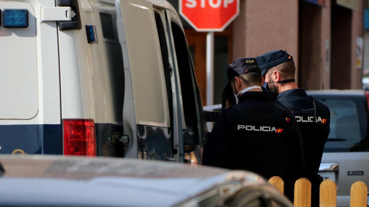 La policía española arrestando el propietario de un bar del Vendrell en el marco de un operativo anti droga.