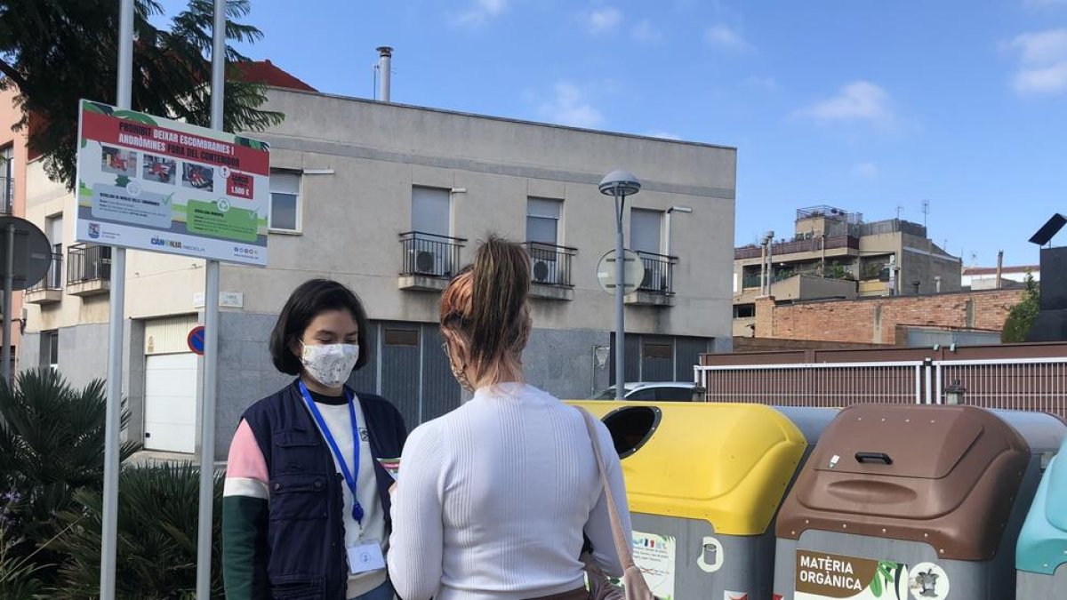 El Ayuntamiento ha empezado una campaña de tres semanas con educadoras ambientales.