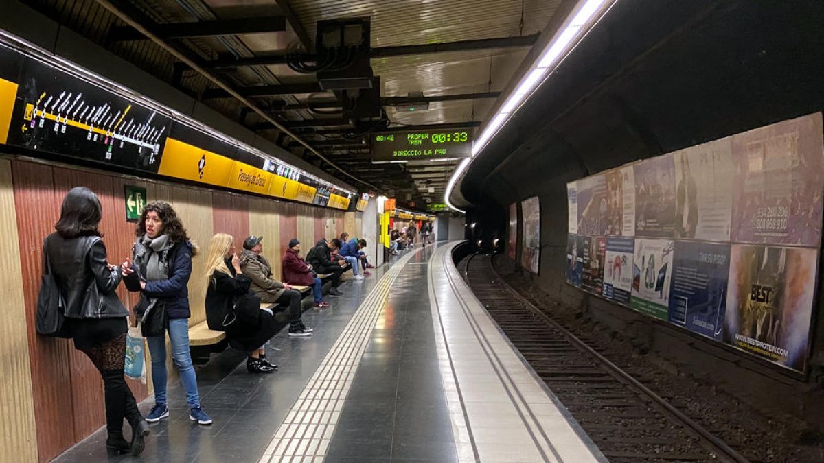 Viatgers esperant el metro a l'estació de la línia groga de Passeig de Gràcia, el 16 de març del 2020, al voltant de dos quarts de vuit del matí