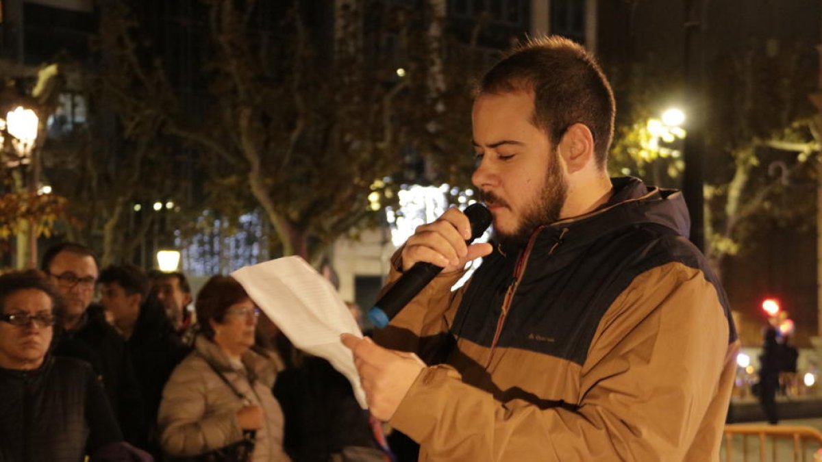 Imatge del raper lleidatà Pablo Hasel llegint el manifest de la marxa per les llibertats a Lleida.