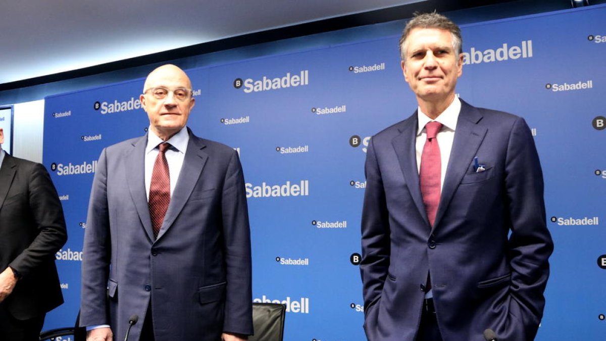 Imagen de archivo del presidente del Banco Sabadell, Josep Oliu, y del consejero|conseller delegado, Jaime Guardiola.