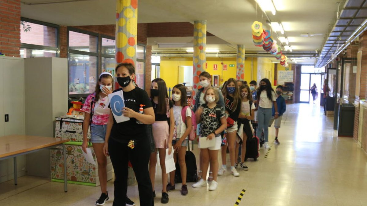 Imagen de archivo de una profesora con un grupo de escolares.