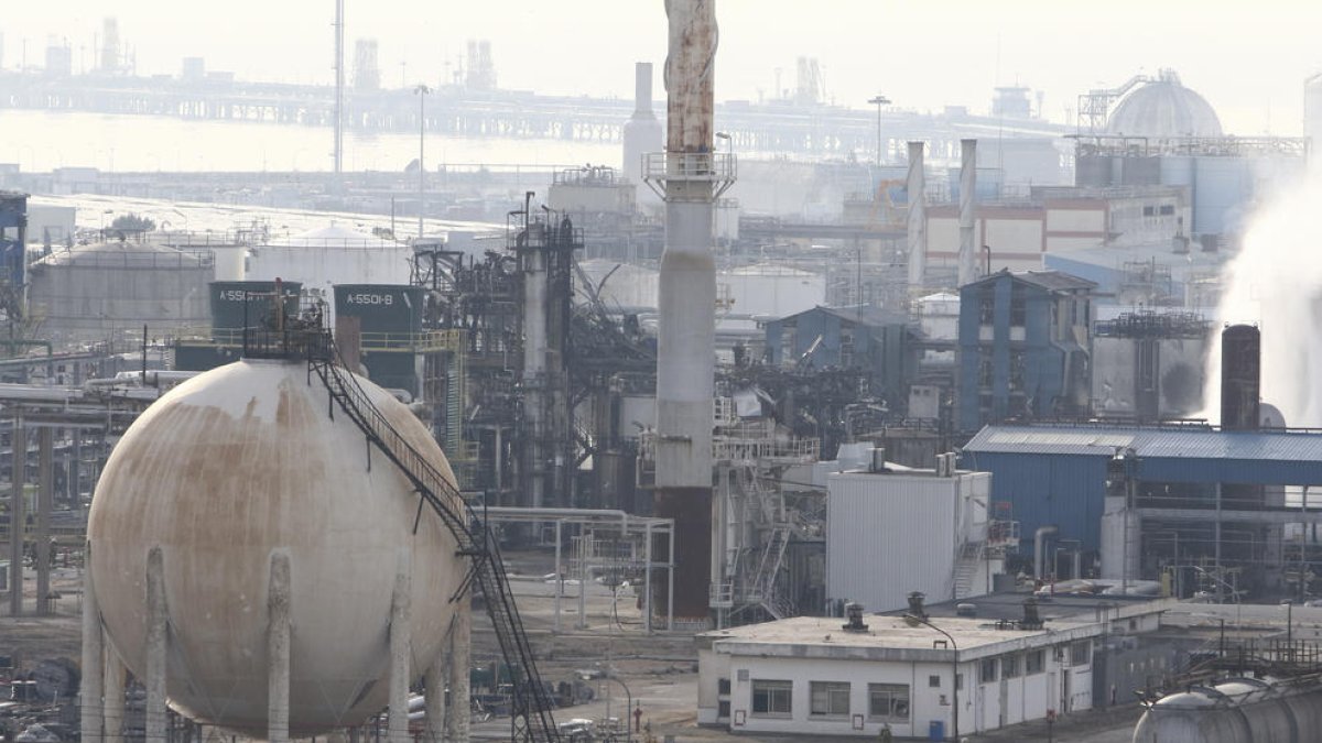 Imagen de la planta química de IQOXE el día después de la explosión del pasado 14 de enero.