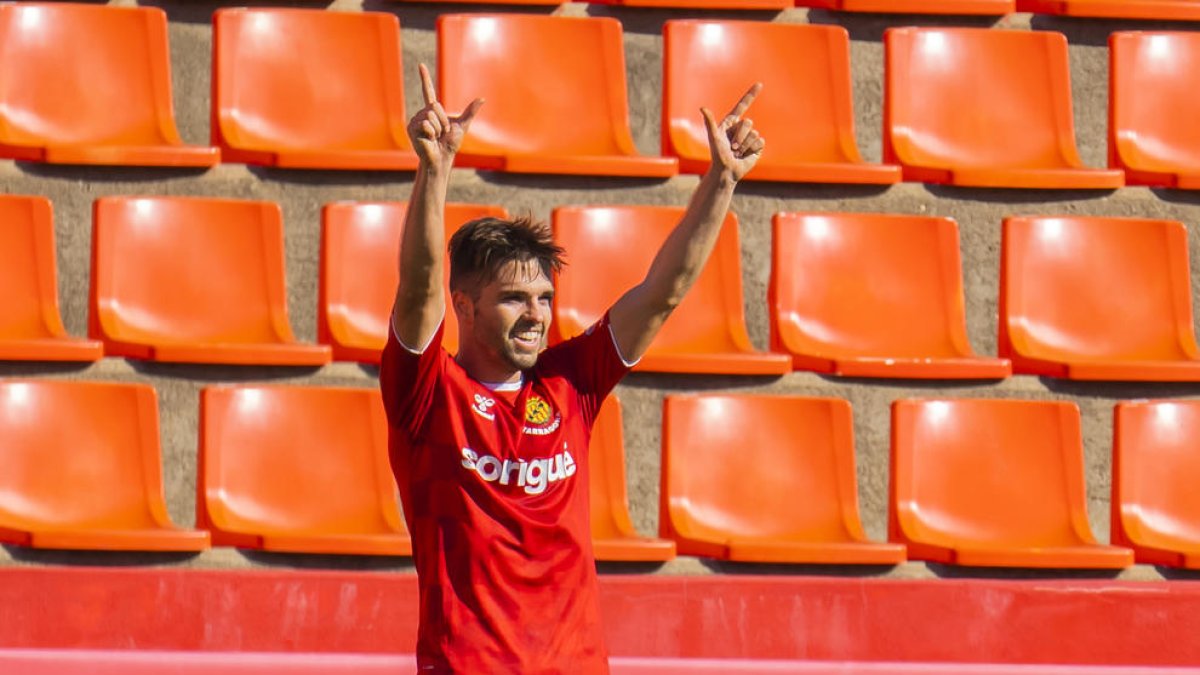 Fran Carbia, després de marcar un dels dos gols que va anotar en el seu debut contra l'Ebro.