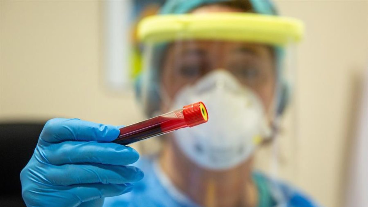 Una sanitària mostra un vial amb sang en un centre de salut.
