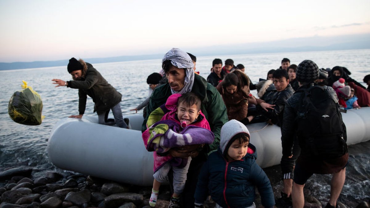 Refugiados y migrantes procedentes de Afganistán llegan a la isla de Lesbos después de cruzar parte del mar Egeo desde Turquía.