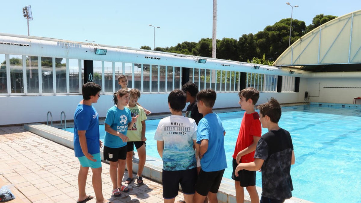 Algunos de los niños que participan en un campus de verano municipal y que ayer se bañaron en el Ploms.