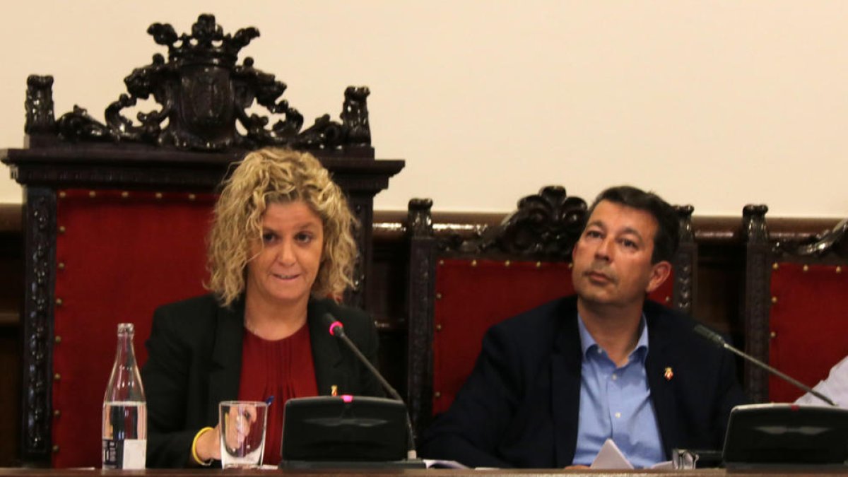 L'alcaldessa de Tortosa, Meritxell Roigé, i el primer tinent d'alcalde, Fernando Saporta, durant el ple d'aquest dimarts.