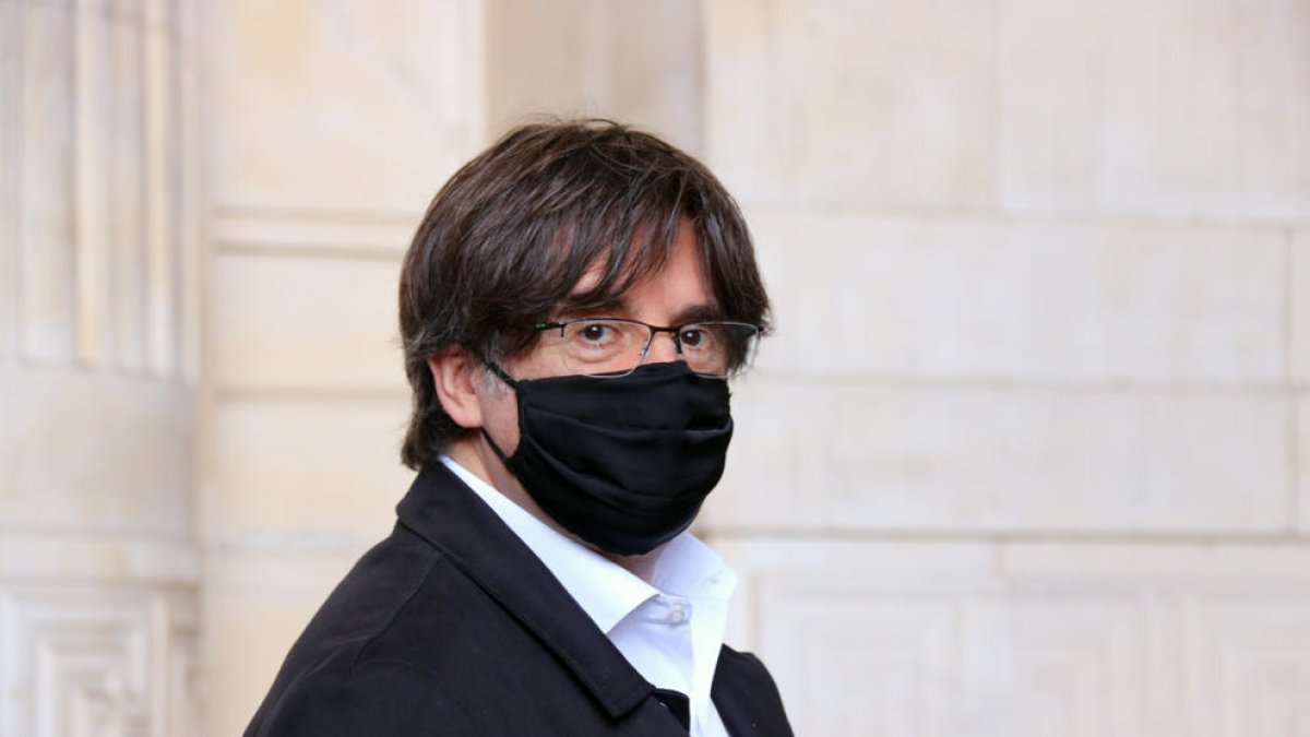 El expresidente Carles Puigdemont que acompaña al exconseller Lluís Puig a su llegada al Palacio de Justicia de Bruselas.