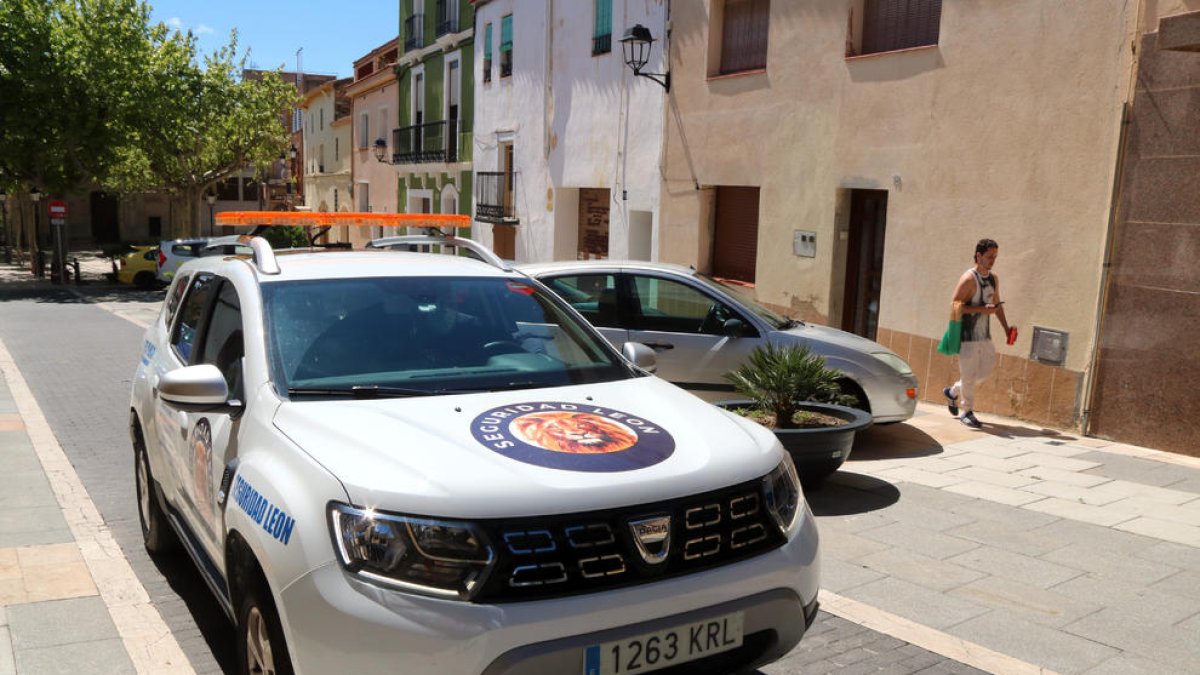 El vehicle de seguretat privada recorrent un carrer de Banyeres del Penedès (Baix Penedès)