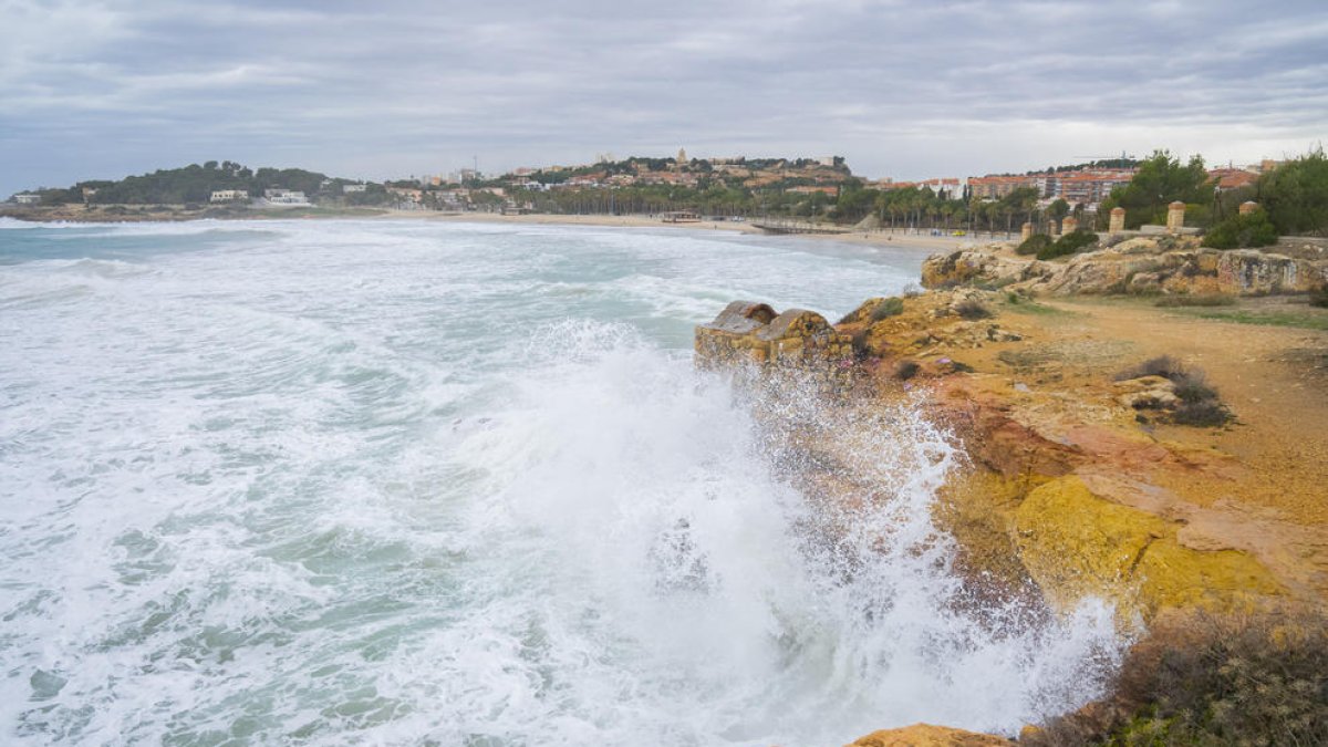 onades impactant contra les roques de la platja de l'Arrabassada