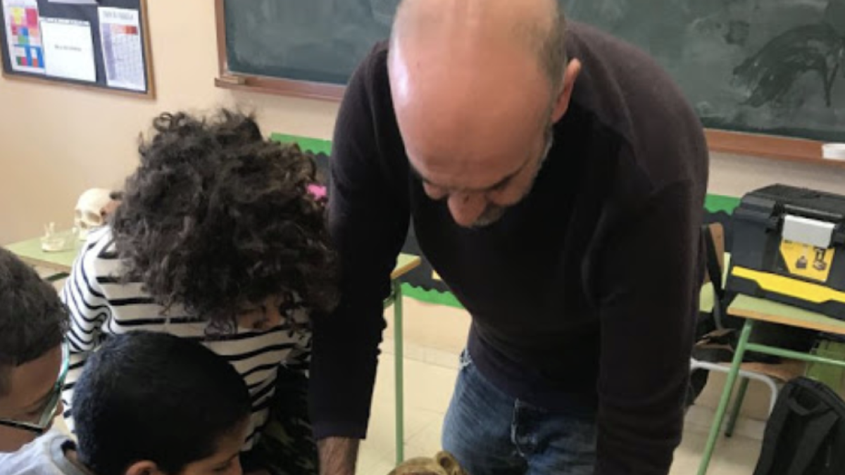 Miquel Guardiola a l'Escola Institut Mediterrani, a Campclar, Tarragona, comparant cranis d'Homo habilis i d'Australopithecus, el 15 de novembre.