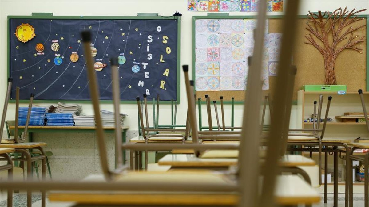 Aula vacía de un colegio público de Palas de Rei, en Lugo