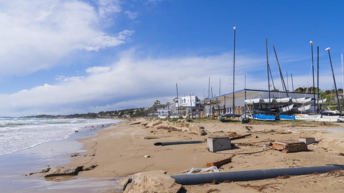 Restos de todo tipo en la arena de la playa Llarga, ante las instalaciones del Club Marítim.