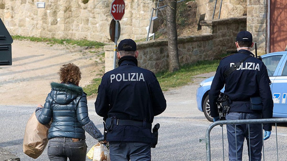 Policies italians informant a una veïna a Padova perquè mantingui el confinament.