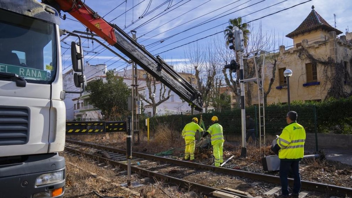 Operarios retirando elementos de la vía del tren a Salou en enero.