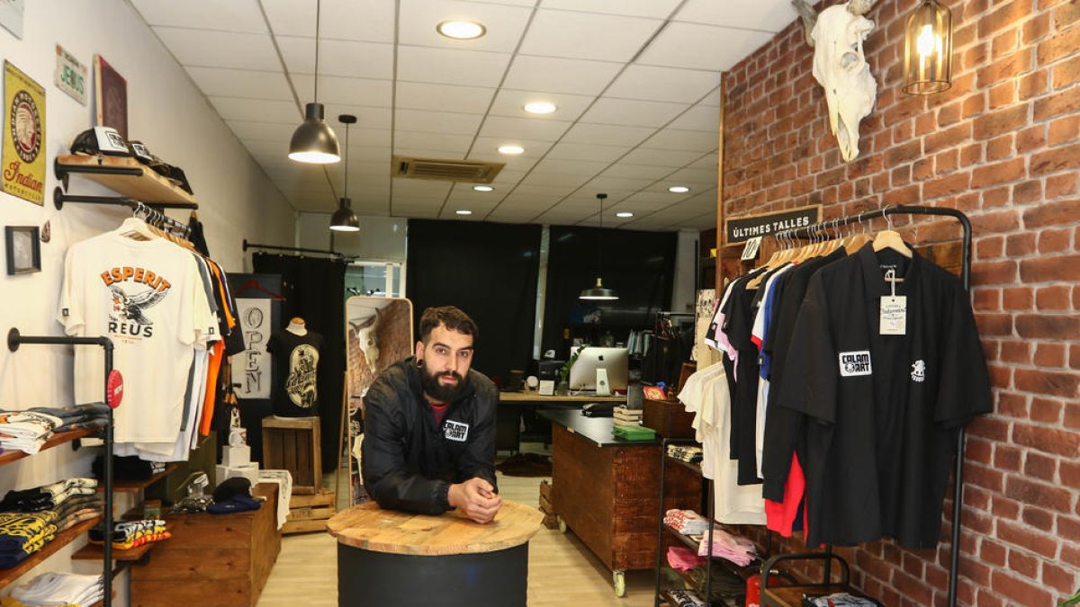 Pere Rosell a la botiga de Calamart del carrer Santa Teresa de Reus.