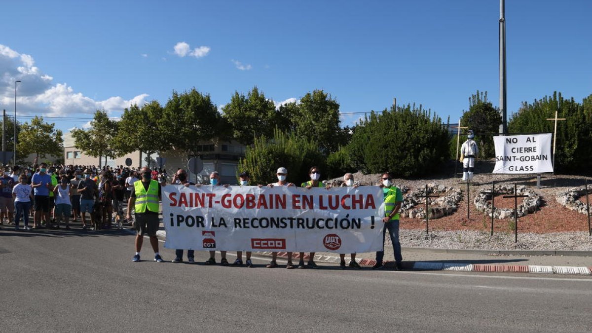 Imagen de la manifestación para denunciar el cierre de una división de la fábrica Saint-Gobain en l'Arboç del pasado domingo.