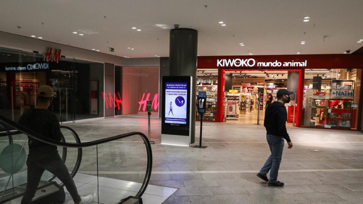 Aspecto que ofrecía la Fira Reus a las 16 horas de la tarde de ayer delante de Kiwoko, uno de los pocos establecimientos que ha podido abrir.