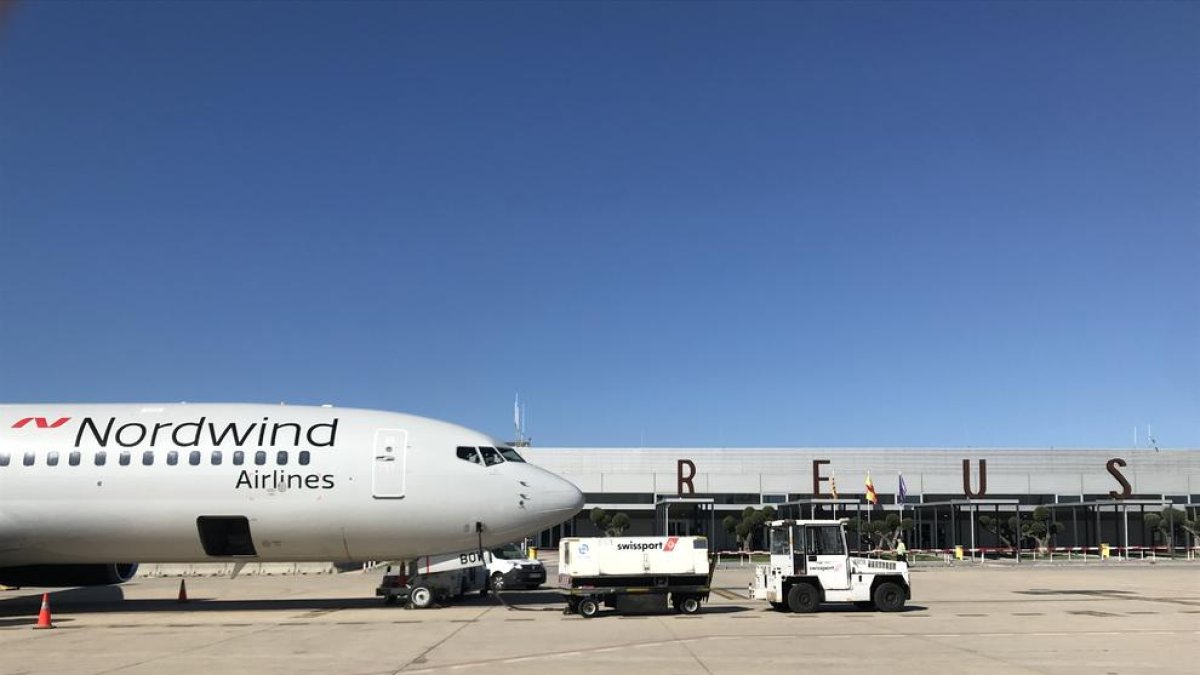 La companyia aèria Nordwind Airlines opera la ruta que connecta l'Aeroport de Reus amb Moscou-Sheremetyevo.