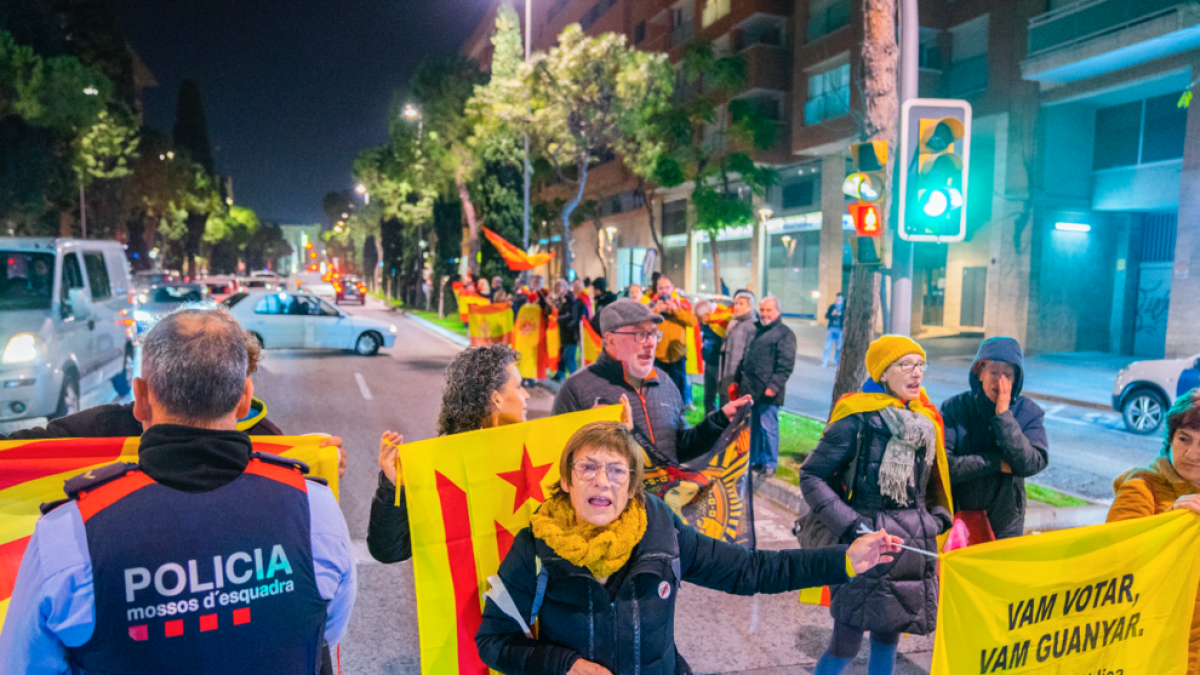 Imatge del tall del CDR Tarragona i, darrera, la contra manifestació constitucionalista.