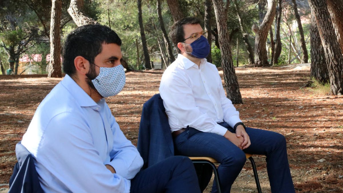 El conseller de Treball, Chakir El Homrani, i el vicepresident del Govern, Pere Aragonès, en una reunió en un alberg a Coma-ruga.