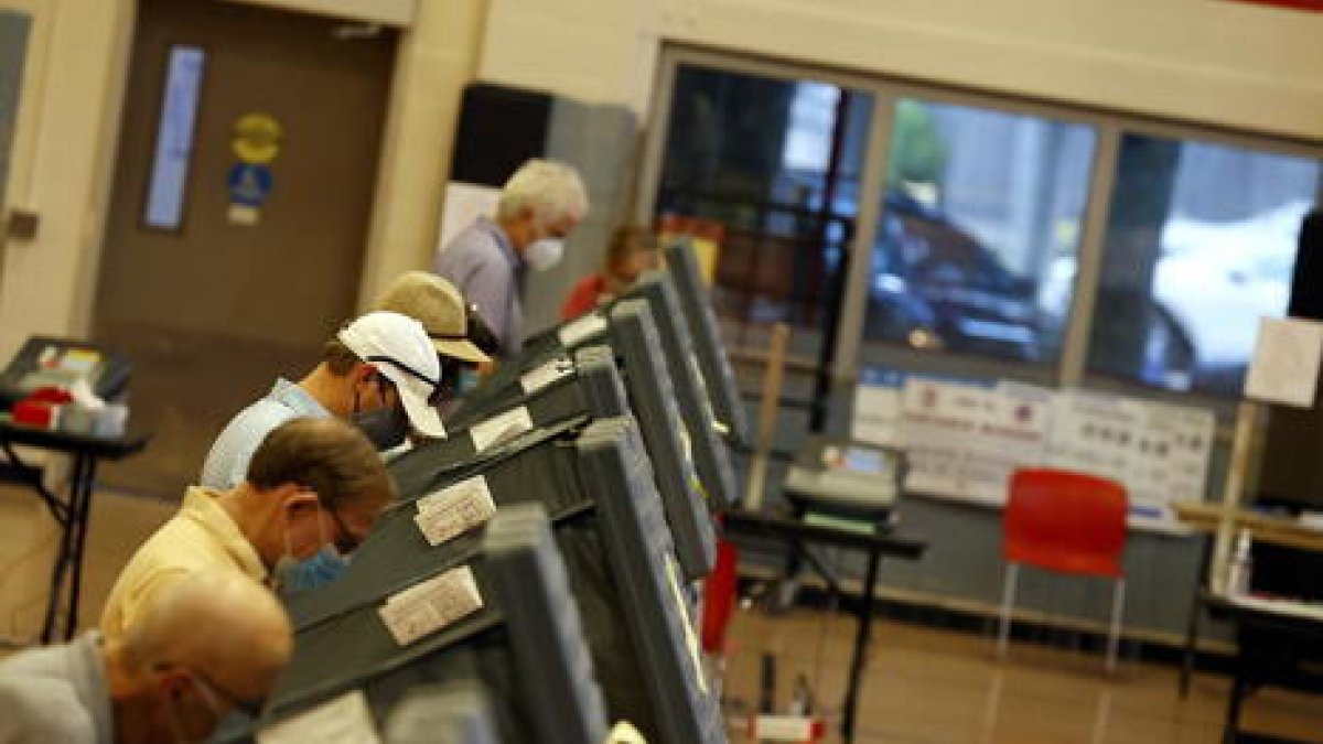 Votants en un centre de votació anticipada.