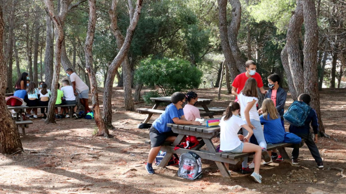 Pla obert d'un grup de joves fent una activitat de lleure en un alberg de Coma-ruga.