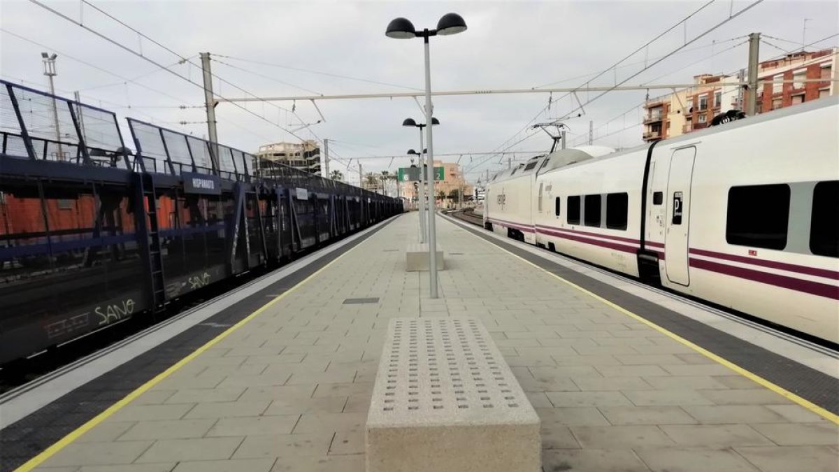 Un tren de mercancías y otro de pasajeros en la estación de Tarragona.