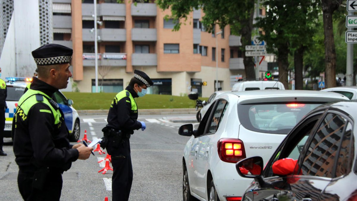 Dos agentes de la Guardia Urbana de Tarragona durante un control de movilidad.