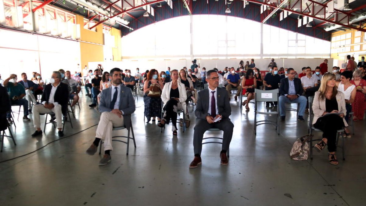 Plano general de la presentación de la red 5G en el pabellón ferial de Móra la Nova, con el conseller de Polítiques Digitals, Jordi Puigneró.