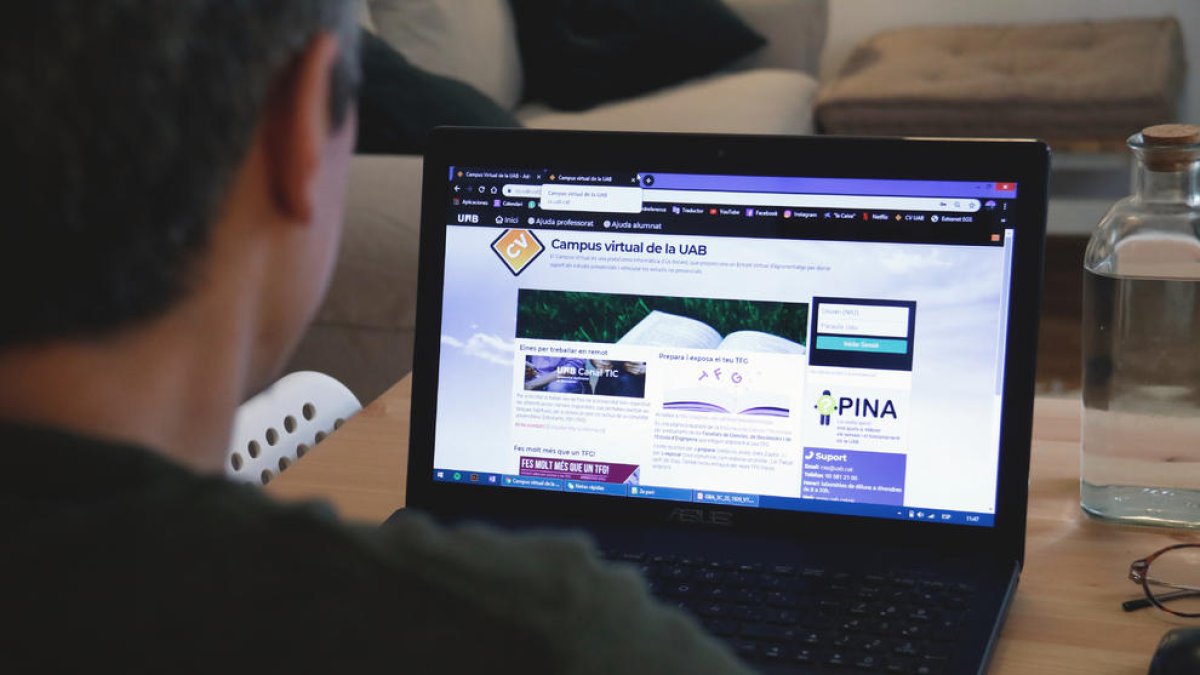 Un noi observa un web des del seu ordinador, en una imatge d'arxiu.