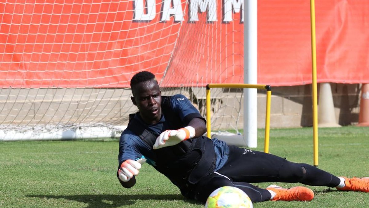 Cheickh Sarr, durante un entrenamiento con el Gimnàstic de Tarragona.