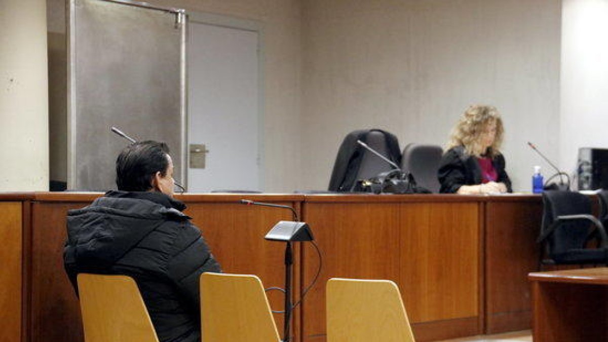 L'acusat de violar la seva filla, amb la seva advocada al fons, durant el judici a l'Audiència de Lleida.