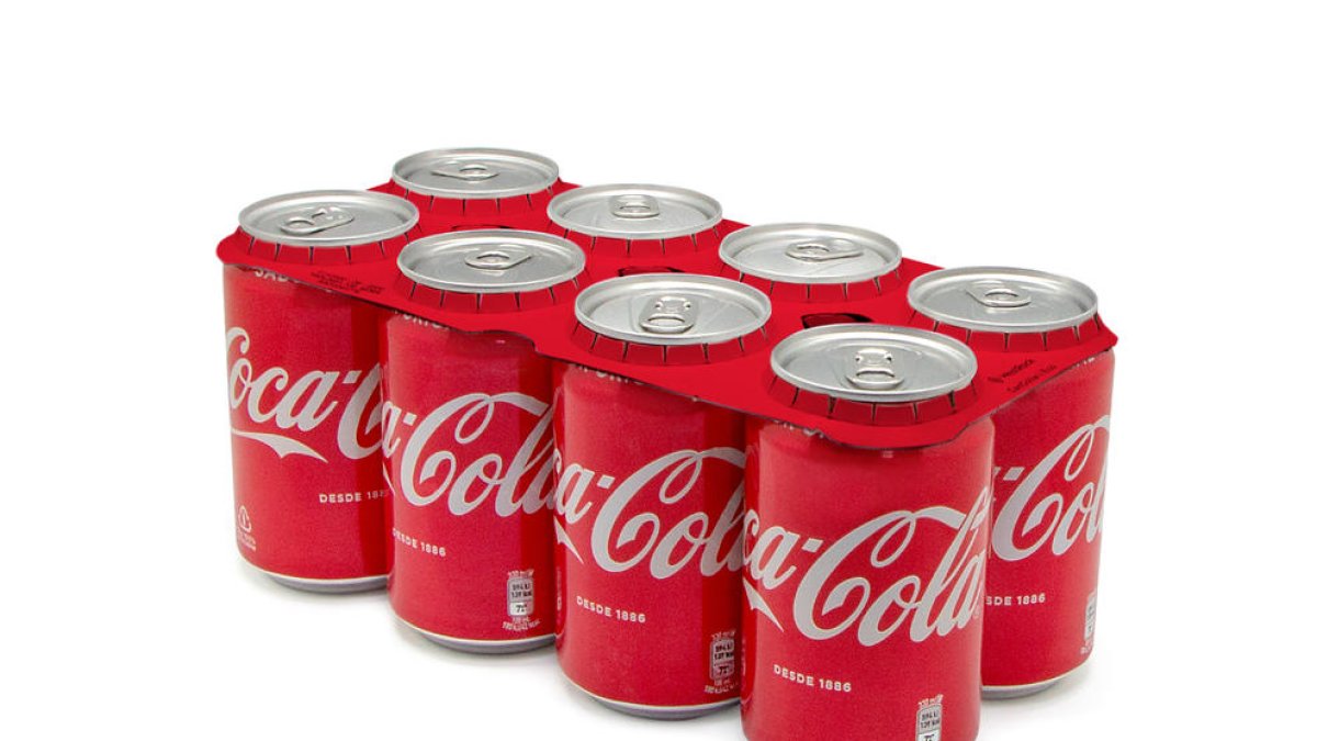 Llaunes de Coca-Cola amb els nous agrupadors de cartró reciclable.
