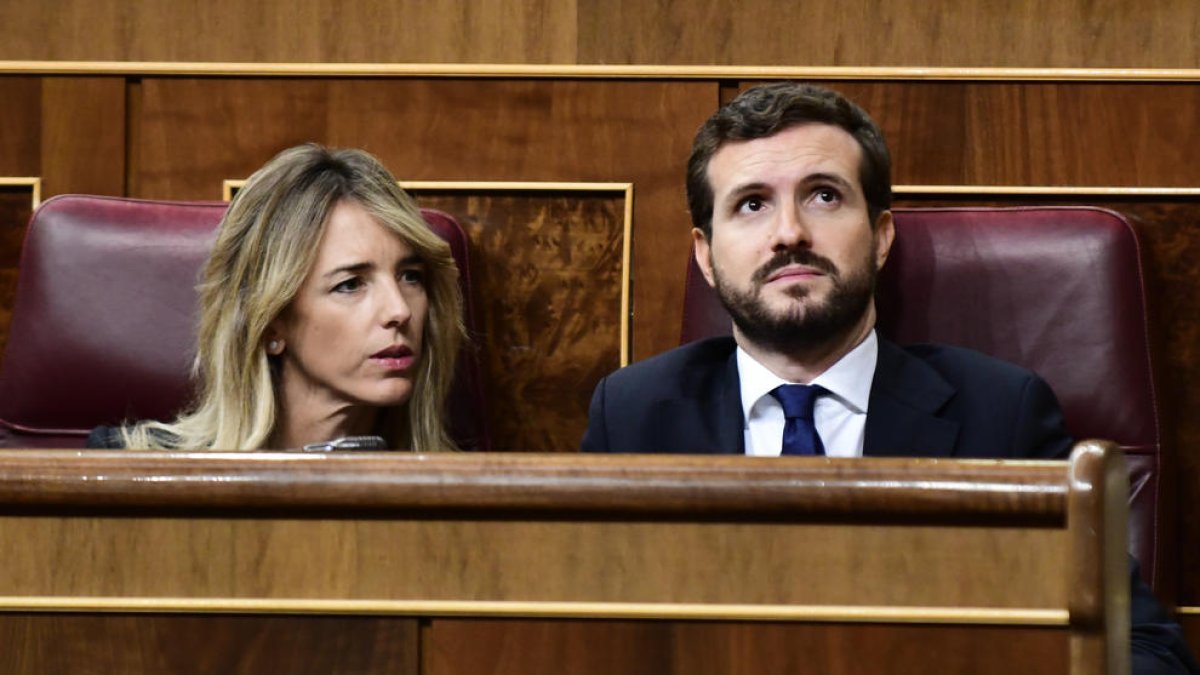 Pablo Casado i Cayetana Álvarez de Toledo, durant el debat d'investidura al Congrés dels Diputats.