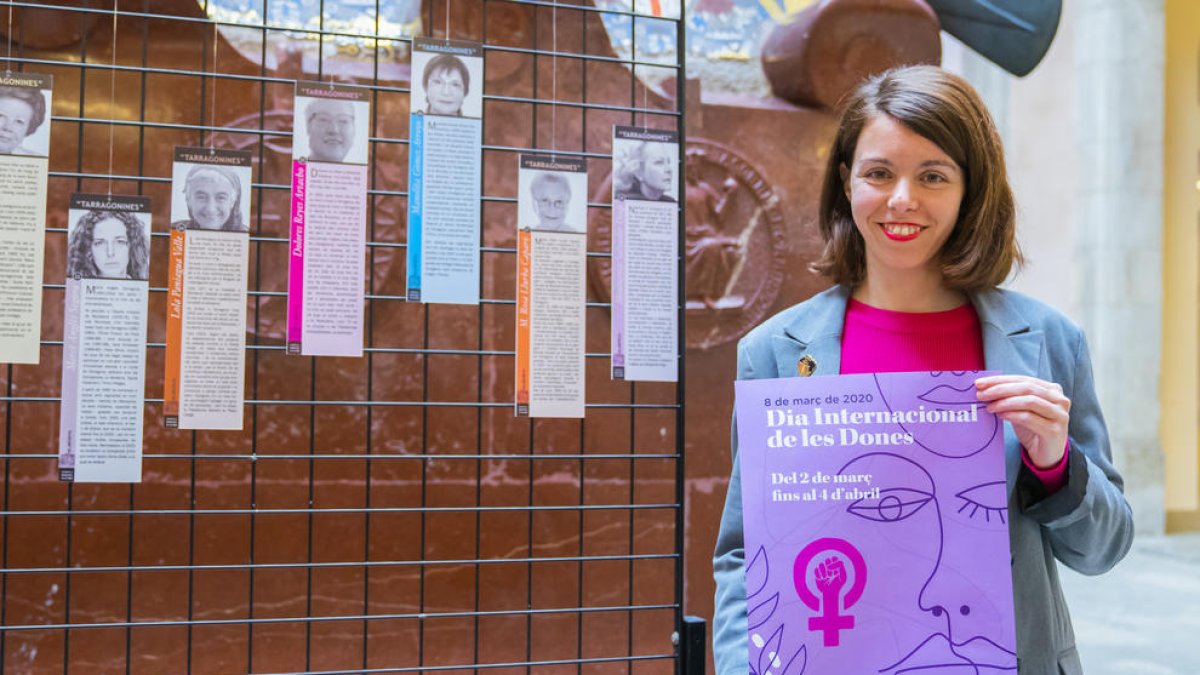 Carla Aguilar, amb el cartell de les activitats del Dia Internacional de la Dona, el pròxim 8 de març.