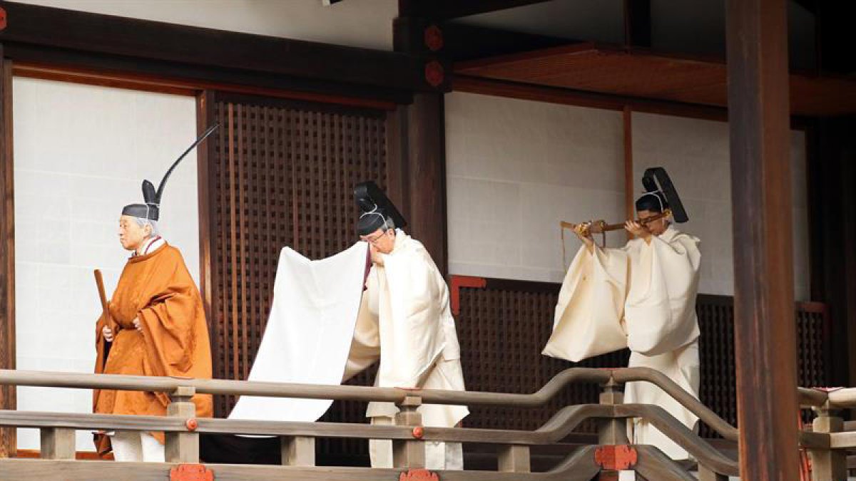 El emperador Akihito dirigiéndose al ritual de presentación de informes en el Santuario Imperial, dentro del Palacio Imperial de Tokio.