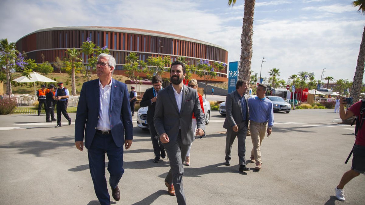 Torrent, president del Parlament, i l'exalcalde Ballesteros, en una visita al pavelló el juny del 2018.