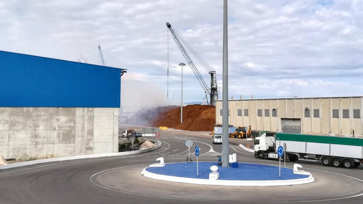 Incendio de virutas de madera en el Port de Tarragona.