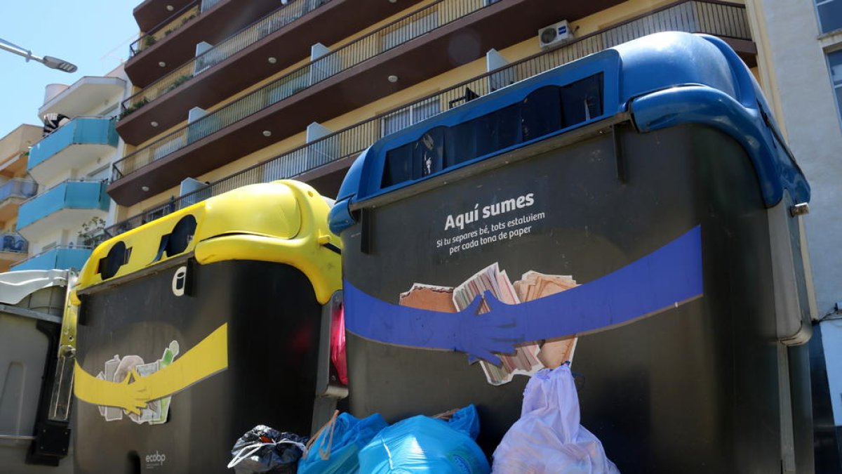 Varias bolsas de la basura tiradas fuera de dos contenedores de Calafell.