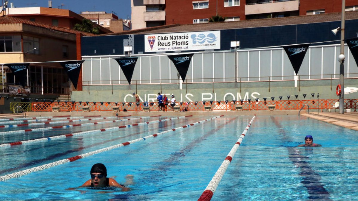Dos mujeres nadando en la piscina exterior de 50 metros del Club Natación Reus Ploms.