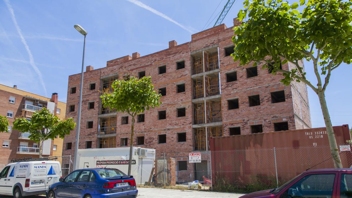 Aspecto actual del edificio de cinco plantas situado en la calle Mas dels Cups del barrio de Sant Ramon.