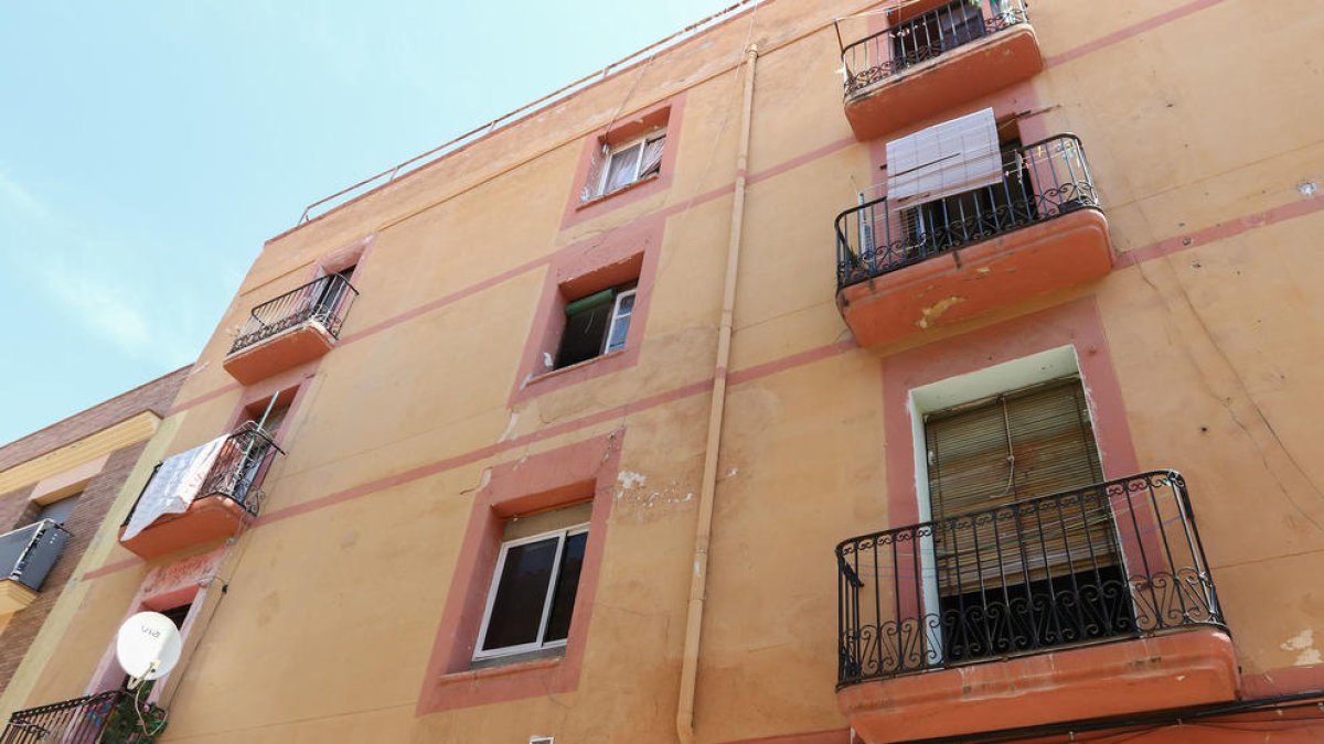 La façana del bloc del carrer Sant Magí que actualment està ocupat per persones sense llar.