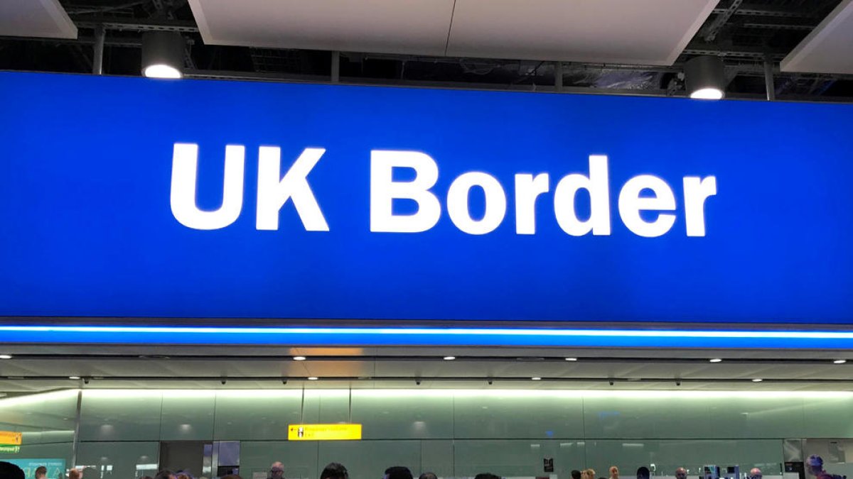 Un cartell de la frontera del Regne Unit, en una imatge d'arxiu de l'aeroport de Heathrow, a Londres.