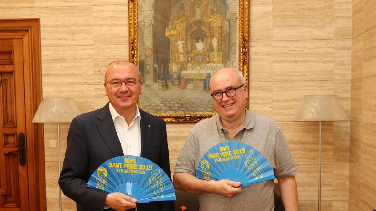 El alcalde de la ciudad, Carles Pellicer, y el Director General del medio, Carles Abelló con los abanicos.