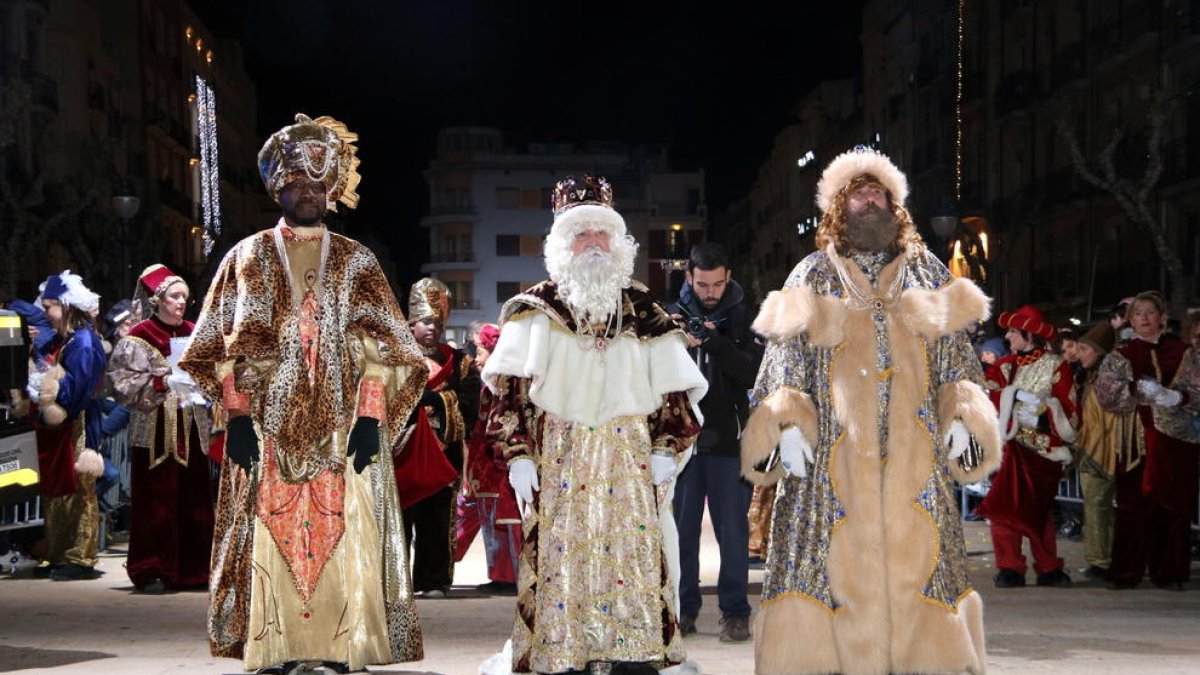 Plano general de los Reyes Magos de Oriente en su llegada a la plaza de la Font.