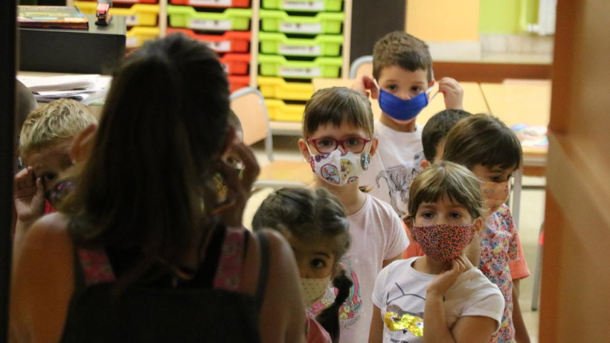 Un grupo de alumnos saliendo de su clase con las mascarillas puestas en la Escuela Catalònia de Barcelona, e